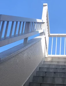 屋上に上がる階段でも撮影できます